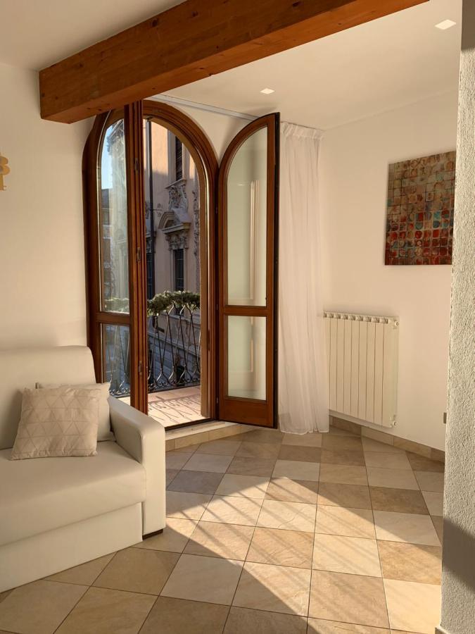 Palazzo Teatro Vecchio-Holiday Suites Сало Экстерьер фото