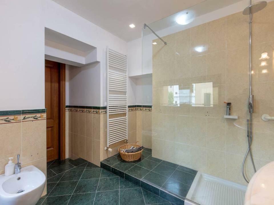 Palazzo Teatro Vecchio-Holiday Suites Сало Экстерьер фото