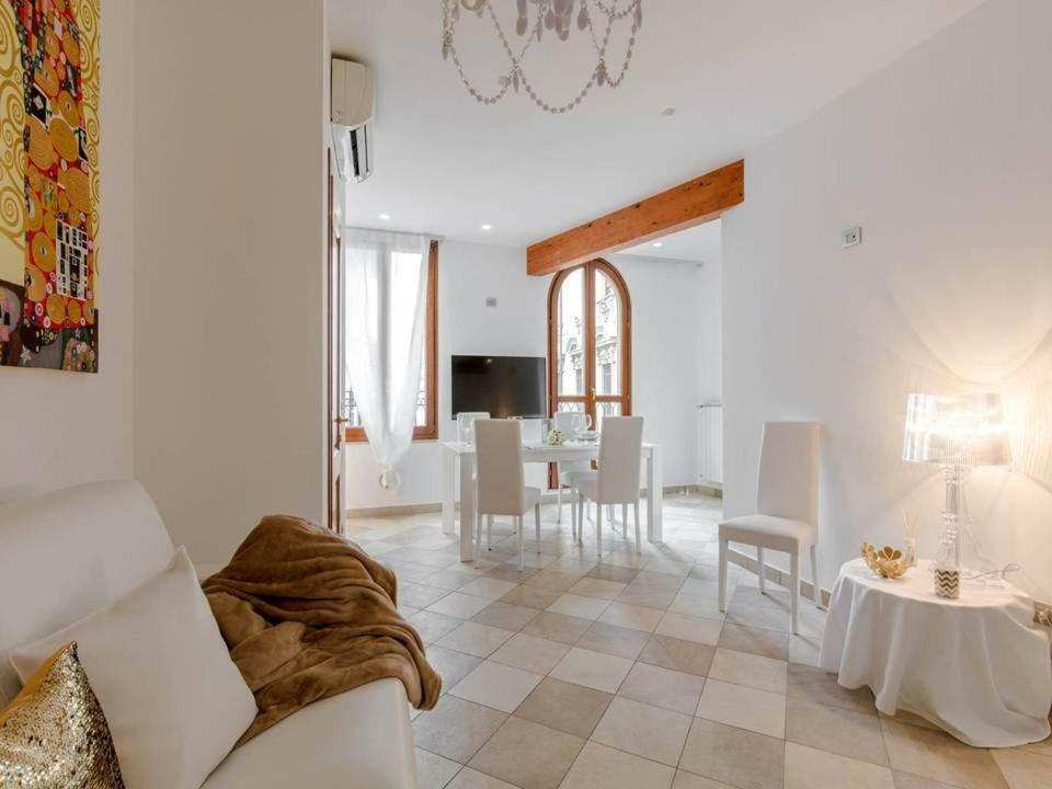 Palazzo Teatro Vecchio-Holiday Suites Сало Экстерьер фото