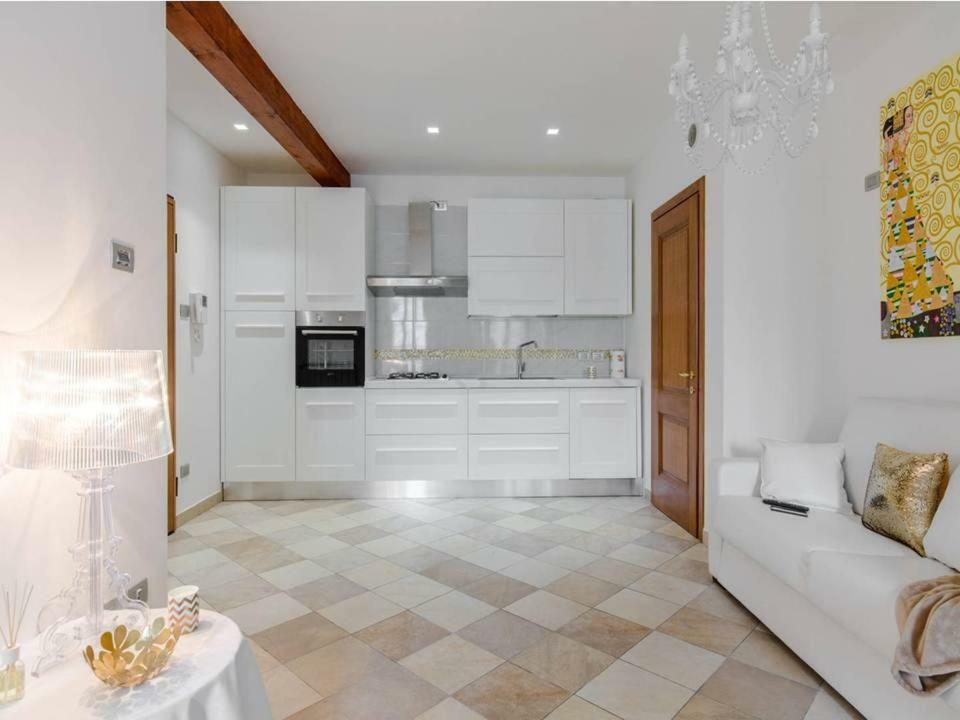 Palazzo Teatro Vecchio-Holiday Suites Сало Экстерьер фото