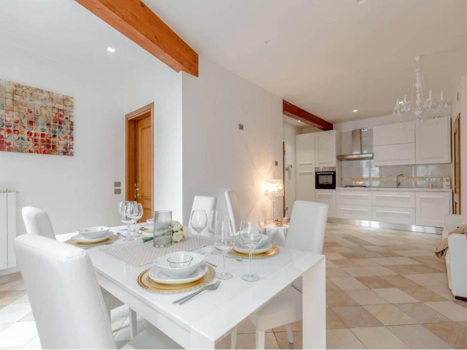 Palazzo Teatro Vecchio-Holiday Suites Сало Экстерьер фото